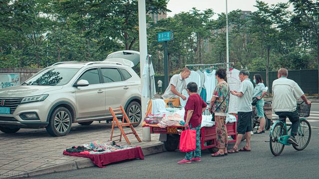 地攤經(jīng)濟(jì)的好處作文，關(guān)于地攤經(jīng)濟(jì)的看法作文800字？